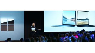 Panos Panay, Chief Product Officer bei Microsoft, präsentiert die neuen Surface-Modelle. Dazu zählen neben dem Laptop 3, den es nun auch im 15-Zoll-Format mit AMD-Prozessor gibt, gleich zwei Dual-Screen-Geräte. Das Neo mit einer neuen Windows-10-Version und das Duo mit Android. Beide kommen aber erst Ende 2020 auf den Markt. (Microsoft)