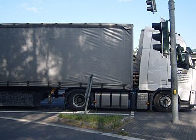 8t Stahlplatten haben beim Bremsen die Stirnwand des Sattelaufliegers durchgeschlagen und sind gegen das Führerhaus gekracht. Der Fahrer kam mit dem Schrecken davon.  Bild: POLO-OE/obs (Archiv: Vogel Business Media)