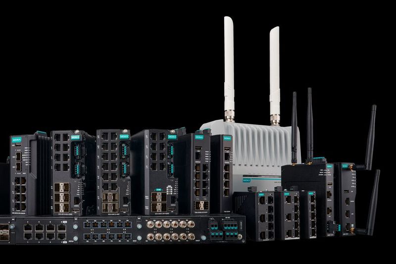 Moxa bringt sein gesamtes Portfolio an Managed Switches, Firewalls der nächsten Generation und Industrial PCs (IPCs) für sichere und zukunftsfähige Maschinen, Anlagen und OT-Netzwerke mit nach Nürnberg. Dazu gehören unter anderem die EDS-4008 Serie Managed Fast Ethernet Switches mit 8 Ports. Mit zahlreichen Optionen für den Stromeingang und das Gehäusedesign lassen sich die Switches der EDS-4008-Serie auch bei begrenztem Platzangebot integrieren. SPS 2023: Halle 5, Stand 208. (Bild: Moxa)