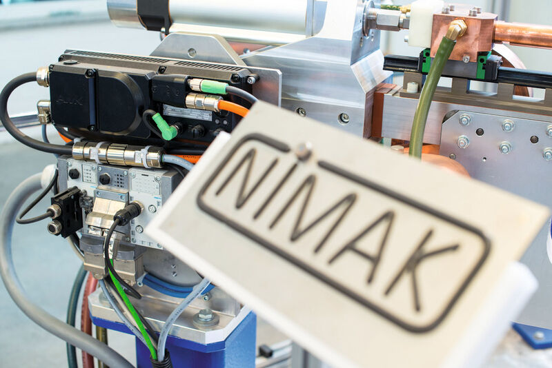 Die Spezialisten von Nimak bauen Schweißzangen, die sich sehr gut mit älteren Robotersystemen kombinieren lassen. (Bild: AMK)