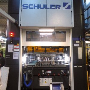 Eine Schuler-Servopresse MSD2-250-2,0x1,1-160 mit 250 t Presskraft und einer Tischgröße von 2000 mm × 1100 mm ist 2018 bei der Sixt GmbH in Magstadt eingezogen.