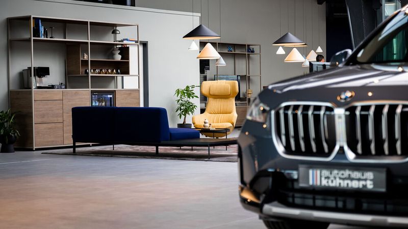 Die CI von BMW, „Retail.Next“, verbindet hochwertig ausgestattete Beratungsbereiche mit Bar und Lounge sowie erweiterter Digitalität und Konnektivität. (Bild: Autohaus Kühnert)