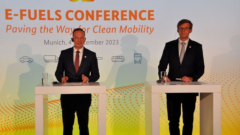 Bundesverkehrsminister Volker Wissing (li.) und der tschechische Verkehrsminister Martin Kupka bei der 1. Internationalen Konferenz für E-Fuels, die im Vorfeld der IAA Mobility in München tagte.(Bild:  picture alliance/dpa/CTK | Ales Zapotocky)