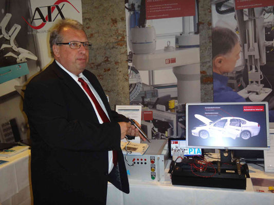 Peter Deckelmann, Technischer Vertrieb, führt am Stand von Berghof Automation die ersten neuentwickelten Powertrain-Lösungen im automatisierten Prüfeinsatz am Beispiel von Einspritzventilen vor. Mit PIA - Powertrain Injector Application – werden erstmals Ansteuerungs-, Leistungs- und Messtechnik für Einspritzventile in einem Gerät vereint. Es erzeugt reale Umgebungsbedingungen für Einspritzventile durch die Simulation eines Steuergeräts und kann unterschiedliche Betriebszustände simulieren. Die Bewertung falscher Grundlagen zum Einspritzverhalten wird ausgeschlossen. (Bild:  Näther)