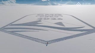 Kalter Härtetest: Der humanoide Roboter Unitree G1 zeichnet bei minus 47 Grad autonom das Logo der Olympischen Winterspiele 2026 in den Schnee. (Bild: Unitree Robotics)