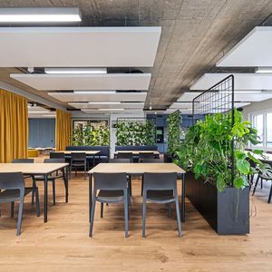 Die Cafeteria ist Herz und Treffpunkt zugleich. Mit über fünf Metern Länge bieten zwei grosse Tische im Innen- und Aussenbereich reichlich Platz für das Team. Sie sind Symbole für Gemeinschaft, Orte, an denen Pausen geteilt, Ideen entwickelt und Erfolge gefeiert werden.(Bild:  NOWW AG)