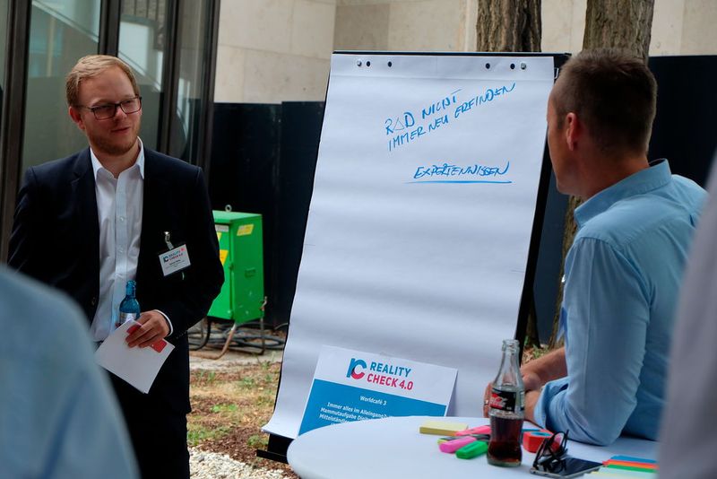 Im Mittelpunkt des Worldcafé 3 stand die (bange) Frage, ob der deutsche Mittelstand die vierte industrielle Revolution überhaupt im Alleingang bewältigen kann. Die Moderation des Debattierzirkels hatte Oliver Grüttemeier (Serviceplan Köln) übernommen.  (Bild: Schreier)