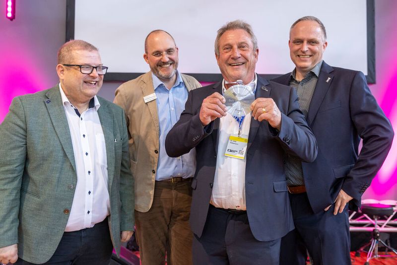 Preisträger Bob Williamson (3. v. l.) mit den Jurymitgliedern Richard Pergler (Maschinenmarkt), Alfred Graf Zedwitz (VDMA) und Ralf Dürrwächter (VDWF)(Bild:  Messe Stuttgart)