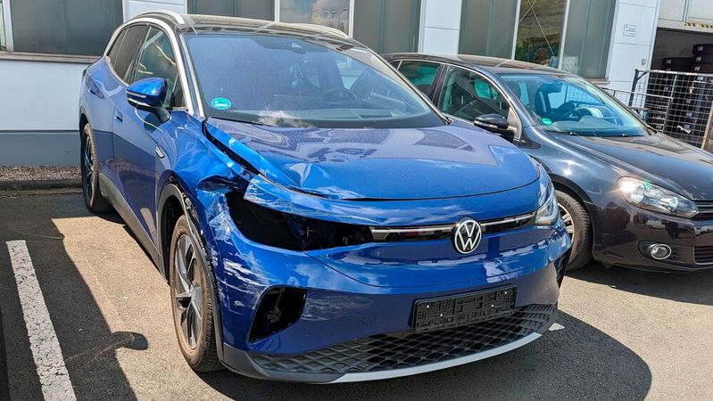 Unfallschäden werden in Zukunft zwar seltener sein, aber dafür immer aufwendiger und teurer in der Reparatur – gerade wenn es um E-Autos geht.(Bild:  Rosenow – VCG)