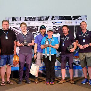 Die Sieger: (v. l.) Uwe Schmidt, Geschäftsführer der Kfz Innung Sachsen-West, gratulierte Thomas Schilling sen., Thomas Schilling jun. (3. Platz), Max und Moni Kroker (1. Platz) sowie Heiko Jentsch und Uwe Schmidt (2. Platz).(Bild:  Zietz – VCG)