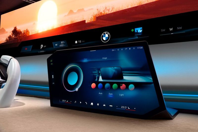 Anpassung der Farbauswahl für das Zentraldisplay, dem Ambientelicht sowie dem gesamten Anzeigeverbund. (Bild: BMW)