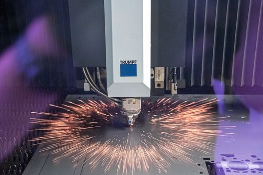 Integrierte Assistenzsysteme wie Active Speed Control und Smart Rerun ermöglichen höchste Prozesssicherheit beim Laserschneiden. (Bild:  Trumpf)