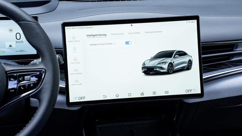 Chinas Autohersteller sollen stärker in KI-Funktionen investieren. Dafür hat das Industrieministerium nun Vorgaben und Rahmenbedingungen geschaffen.(Bild:  BYD)