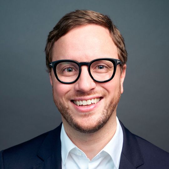 Philipp Kroschke, Geschäftsführer des Zulassungsspezialisten Christoph Kroschke, informiert tagesaktuell, welche Zulassungsstellen geöffnet haben.(Bild:  Lars Franzen)