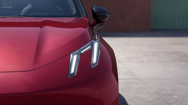 Sehr auffällig sind auch die schmalen Scheinwerfer. (Bild: lynk & Co)