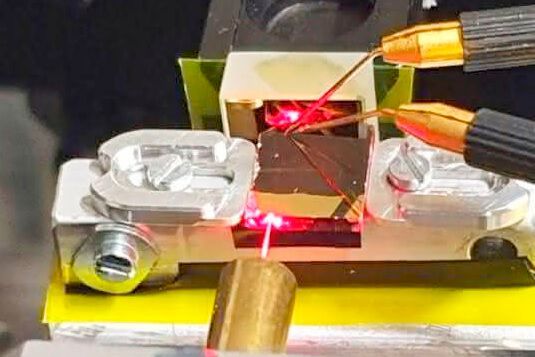 An der TU Dortmund kann ein Physiker-Team gleich zwei interessante Forschungsvorhaben melden, die der Materialentwicklung dienen. Lesen Sie hier, was die Wissenschaftler mit Blick auf Quanten- und Nanotechnik momentan leisten, und schon geschafft haben.(Bild:  F. Schweberling)