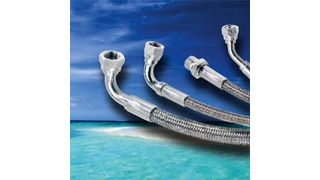 Schwer erweiterte ihr Edelstahl-Programm durch komplett verpresste PTFE-Schläuche mit Edelstahlumflechtung sowie Hydraulikschläuche mit Armatur und Fassung. (Bild: Schwer Fittings)