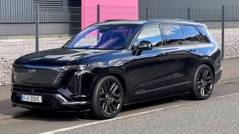 Es soll wieder bunter werden auf den Straßen, sagen Trendforscher. Vorerst dominieren aber dunkle Töne die E-Autos und SUV, wie hier beim Cadillac Vistiq. (Bild: autodrom)