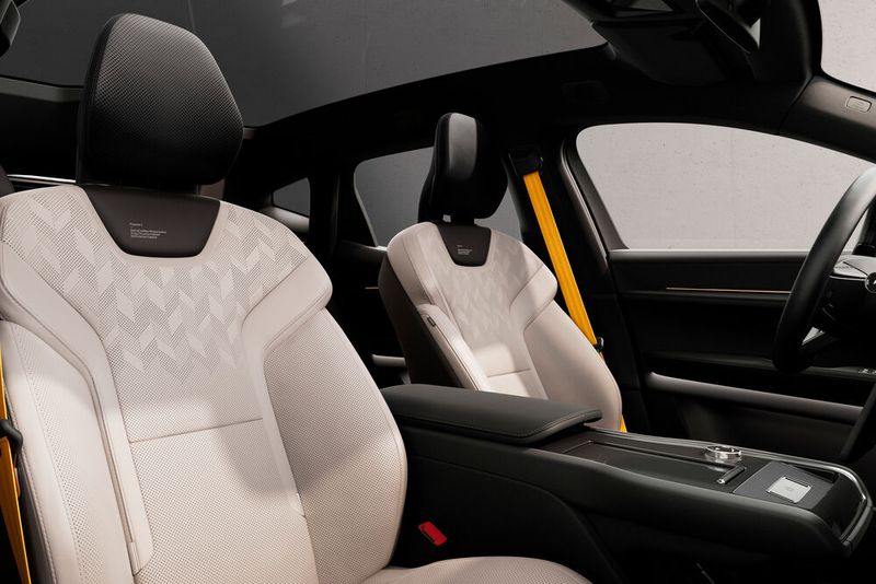 Nachhaltige Materialien im Innenraum sind zum Beispiel das tierschutzzertifizierte Leder und vollständig rückverfolgbare Wollbezüge. Im ersten Modelljahr stattet der Hersteller das Modell umfangreicher aus; zum Beispiel mit einem Soundsystem von Bowers & Wilkins und Head-up-Display. (Bild: Polestar)