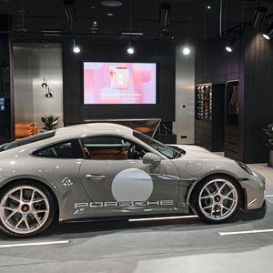 In anderen Märkten gibt es bereits Porsche-Studios – in Deutschland macht das Format in Baden-Baden jetzt den ersten Aufschlag.(Bild:  Porsche AG)