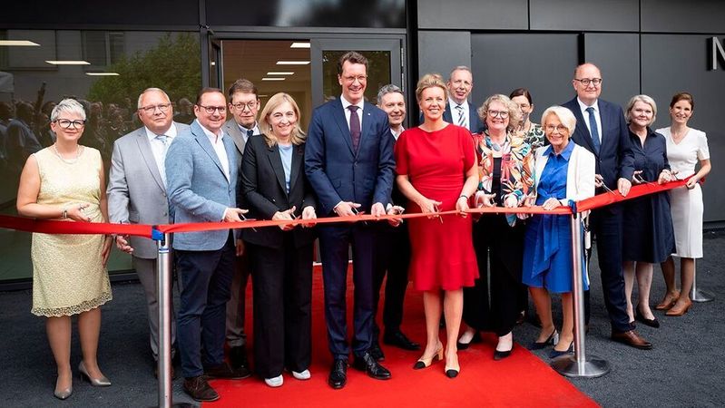 Bei der feierlichen Eröffnung zerschnitten u. a. (v. l.) Essens Oberbürgermeister Thomas Kufen, Bundesgesundheitsministerin Nina Warken, NRWs Ministerpräsident Hendrik Wüst und Ina Brandes, NRWs Ministerin für Kultur und Wissenschaft, das rote Band.(Bild:  GE HealthCare)
