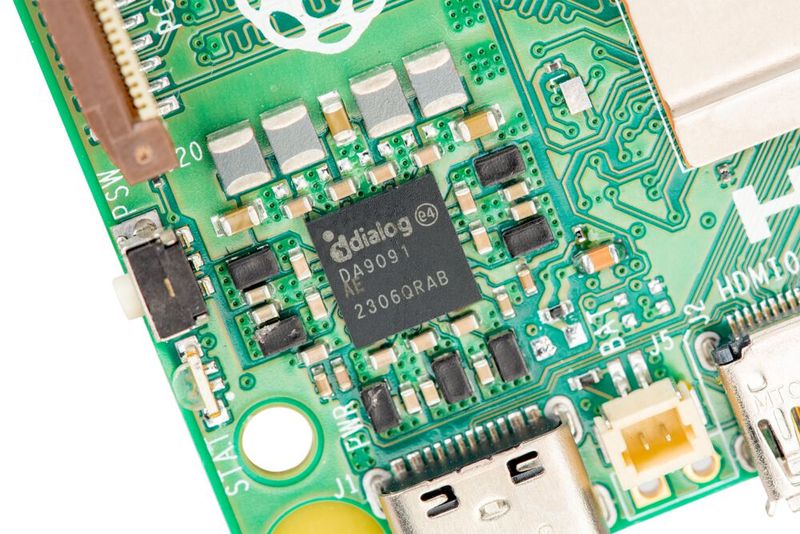 Der neue Power-Management-IC (PMIC) DA9091 „Gilmour“ von Renesas integriert laut Upton acht separate Schaltnetzteile zum Erzeugen der verschiedenen für das Board erforderlichen Spannungen. (Bild: Raspberry Pi Foundation)