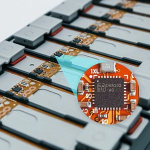 Chip-on-Cell technology: The Dukosis DK8102 measurement chip measures cell voltage and temperature directly at the battery cell and transmits the data to the battery management system.(Image: Dukosi)