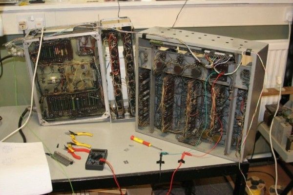 Mit der Stromversorgung verbundener Taktgenerator kurz vor Abschluss der Restaurierung 2012 (Bild: TNMOC)