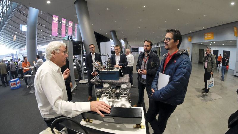 Vergaser, richtig erklärt: Hans Küppers, der Vergaserfachmann, gab sein Wissen auf dem Stand der Innung Region Stuttgart weiter. (Bild: Zietz/»kfz-betrieb«)