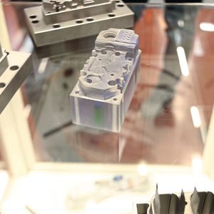 Die Aussteller präsentierten unter anderem eine große Bandbreite komplexer Teile aus unterschiedlichsten Materialien. (Bild:  Maschinenmarkt)