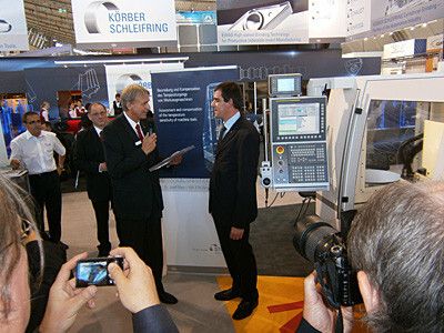 Ehrung am Schleifring-Stand: Der Fritz-Studer-Award wurde an Dr. Josef Mayer vom IWF, ETH Zürich, verliehen... (Bild: Königsreuther)