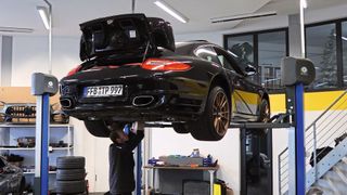 Zum Qualitätsmanagement in der Werkstatt gehören auch Mindestanforderungen an Ordnung und Sauberkeit. Hierfür ist jeder Mitarbeiter zu jeder Zeit verantwortlich, nicht nur der Lehrling kurz vor Feierabend. (Diehl/»kfz-betrieb«)