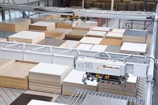 Individuelle Logistik für Massivholz-Plattenhersteller! IMA Schelling bietet dafür unter anderem Lagersysteme für die Rohware im Flächenlager. Auch die Technik zum Beschicken der Aufteilanlagen, für das Sortieren, Kommissionieren, Stapeln und Verpacken gehört dazu.(Bild:  IMA Schelling)