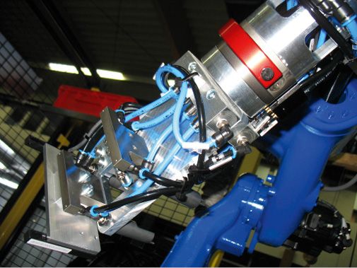 Es gibt auch die Möglichkeit, das komplette Werkzeug zu wechseln. Dazu werden Greiferwechselsysteme eingesetzt, die entweder von einem Bediener manuell (im Bild) oder aber automatisch bedient werden.(Bild:  EGS Automation GmbH)