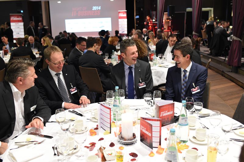 Eine gesellige Runde (v. l.): Thomas von Baross, D-Link, Steffen Ebner und Frank Seidel, Komsa, und Scott Rankin, D-Link (Bild: IT-BUSINESS / Hannes Magerstädt )