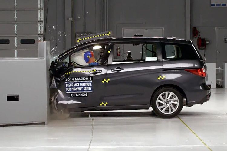 An den als „mangelhaft“ bewerteten Fahrzeugen wurde die Fahrgastzelle durch den Crash deutlich in Mitleidenschaft gezogen und schränkte den Überlebensraum des Fahrers ein. (Foto: IIHS)