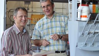 Chemiker Prof. Dr. Wolfgang Imhof (r.) von der Uni Jena und sein Kooperationspartner Dr. Olaf Klobes von AkzoNobel in Greiz setzen bei der Herstellung zyklischer Schwefelverbindungen auf Katalysatoren.  (Bild: Anne Günther/FSU)