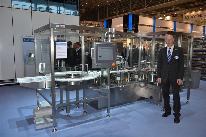 Die neue Füll- und Verschließmaschine für Injektionsflaschen MLF 4040 von Bosch Packaging garantiert 100% Gewichtskontrolle für Ausbringungen bis 200/min, wie Produktmanager Dieter Bandtel auf der Interpack erläutert.  (Bild: M.Henig/PROCESS)