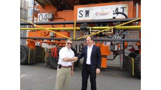 Gustavo Cercos (Contecon, links) und Uwe Manthei (Conductix-Wampfler) freuen sich über die erfolgreiche Inbetriebnahme der E-RTG-Technik in Guayaquil.  (Bild: Conductix-Wampfler)