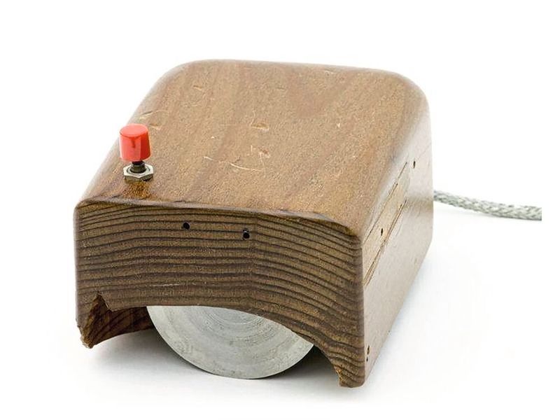 9. Dezember 1968: Die Computermaus. Lange bevor der erste Personal Computer auf den Markt kam, demonstrierte am 9. Dezember 1968 Douglas C. Engelbart erstmals eine Computermaus. Es dauerte dann noch über zehn Jahre bis die Maus mit dem Apple Macintosh für ein Massenpublikum verfügbar wurde. Engelbart hatte sich vor der großen Präsentation in San Francisco jahrelang mit dem Entwurf eines Gerätes beschäftigt, das die Interaktion zwischen einem Menschen und einem Röhrenbildschirm erlaubt. In der Vision von Engelbart sollten Symbole auf dem Bildschirm erscheinen, die man mit einem Zeiger ansteuern und aktivieren kann. Zwei Jahre später baute Engelbart zusammen mit Bill English den ersten Maus-Prototypen. Diese Originalmaus, die in einem Holzgehäuse untergebracht war, enthielt ein Rad, das die Bewegung des Gerätes auf dem Bildschirm umsetzte. Ein Mitarbeiter in Engelbarts Labor meinte, das Holzkästchen sehe mit der roten Taste oben und dem Kabel hinten wie eine Maus aus. Der Name blieb hängen. (Bild: Computer History Museum)