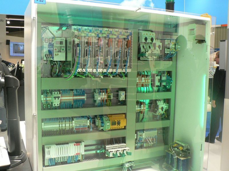 Sicherheitsglasscheibe hält Neugierige auf Abstand (Archiv: Vogel Business Media)