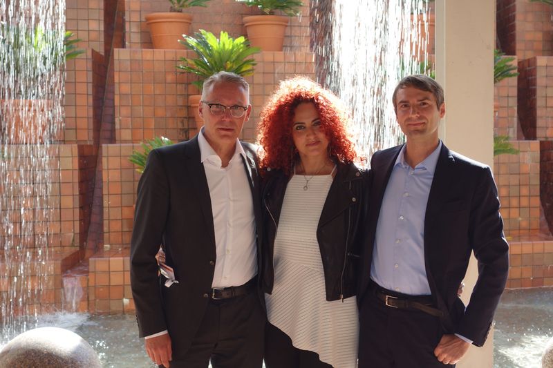 Besa Agaj, IT-BUSINESS mit (l.) Stefan Tiefenthal und Martin Muth, ACER (Bild: IT-BUSINESS)