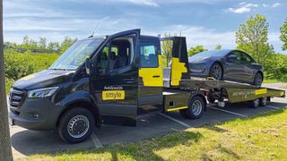 Autoscout 24 hat seinen E-Commerce-Service Smyle in den vergangenen Monaten weiterentwickelt: Die Plattform verfügt jetzt über Lieferfahrzeuge mit eigenem Branding – und macht die Namen der Händler sichtbar, die die Autos auf der Plattform liefern. (Bild: Autoscout 24)