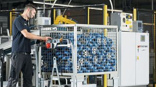 Für Wagen mit einem Gesamtgewicht bis 2000 kg eignet sich das Antriebssystem Ergomove 2000. Die Variante Ergomove 2000T ist für den Schleppbetrieb geeignet und ermöglicht die Rückgewinnung von Energie. (Blickle Räder+ Rollen GmbH)