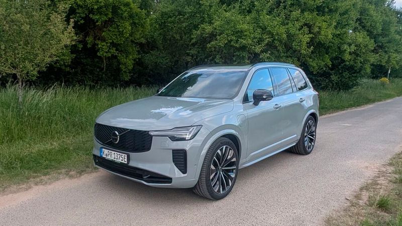 Den Volvo XC90 gibt es wahlweise als Mildhybrid- oder als Plug-in-Hybrid-Variante.(Bild:  Mauritz – VCG)