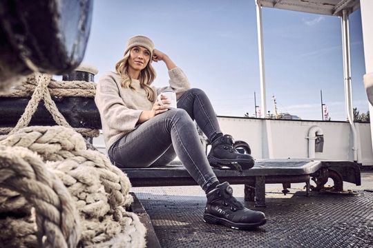 Ob Halbschuhe oder knöchelhohe Modelle: Hersteller Baak hat 2026 sein Sicherheitsschuh-Sortiment für Frauen mit den Modellen „Alea“ und (hier im Bild) „Alessia“ erweitert.   (Bild:  Baak)