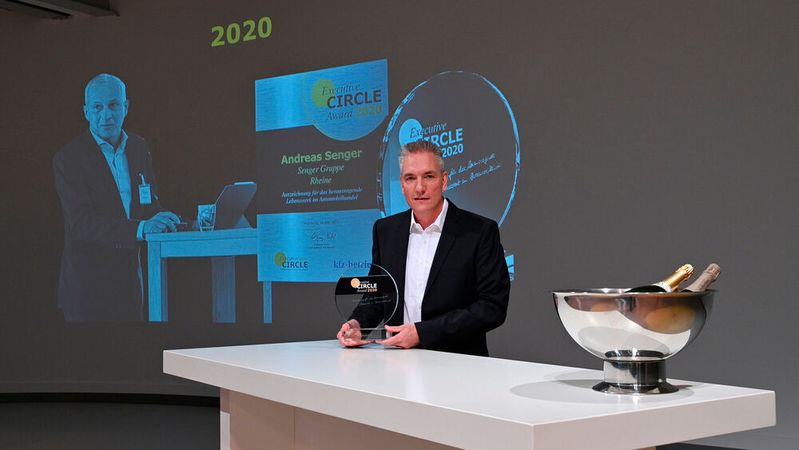 Der „Executive Circle Award 2020“ ging posthum an Andreas Senger. Der geschäftsführende Gesellschafter der Senger-Gruppe ist im April an Covid-19 verstorben. »kfz-betrieb«-Chefredakteur Wolfgang Michel übergab die Auszeichnung an seine Kinder Stefanie und Jörg.(Bild:  J. Untch / Vogel Communications Group GmbH & Co. KG)