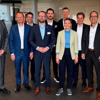 Auftakt zu Mein-Krankenhaus.Digital am 20 April 2026 (v.l.n.r.): Andreas Henkel, CPO the i-engineers; Roland Engehausen, GF Bayerische Krankenhausgesellschaft e.V.; Severin Summermatter, CEO the i-engineers; Sebastian Lehotzki, GF Klinikum Aschaffenburg-Alzenau und Aufsichtsratsvorsitzender Klinik IT eG (KIG); Michael Krappmann, Vorstand KIG; Judith Gerlach, Bayerische Staatsministerin für Gesundheit, Pflege und Prävention; Dr. Uwe Gretscher, Vorstand KIG; Andreas Lange, GF KIG; Franz Obermayer, Chief Sales Officer the i-engineers, und Dr. Alexander Legler, Landrat des Landkreises Aschaffenburg, Aufsichtsratsvorsitzender Klinikum Aschaffenburg-Alzenau.
 (Bild: KIG)