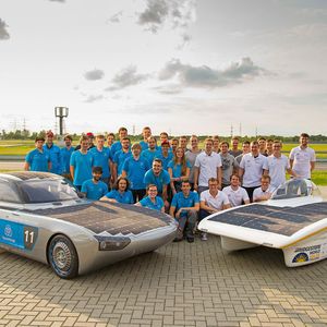Die deutschen Solarcar-Teams beim gemeinsamen Gruppenbild.