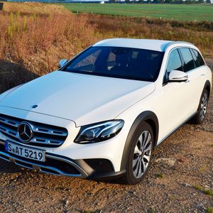 Für unser Fotoshooting durfte der Mercedes-Benz E 220d All Terrain dorthin fahren, wo er sich ausgesprochen wohlfühlt. (Bild:  Michel / »kfz-betrieb«)